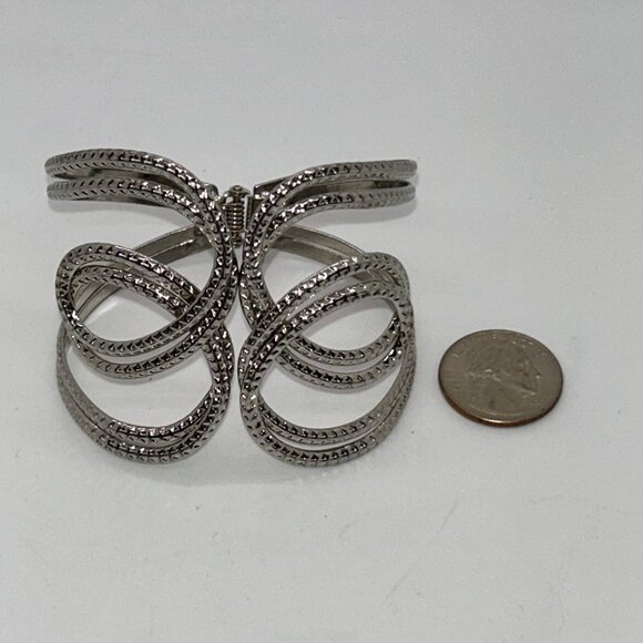 Vintage-Inspired Silver-Tone Openwork Hinged Bracelet Elegant Design - Picture 5 of 9